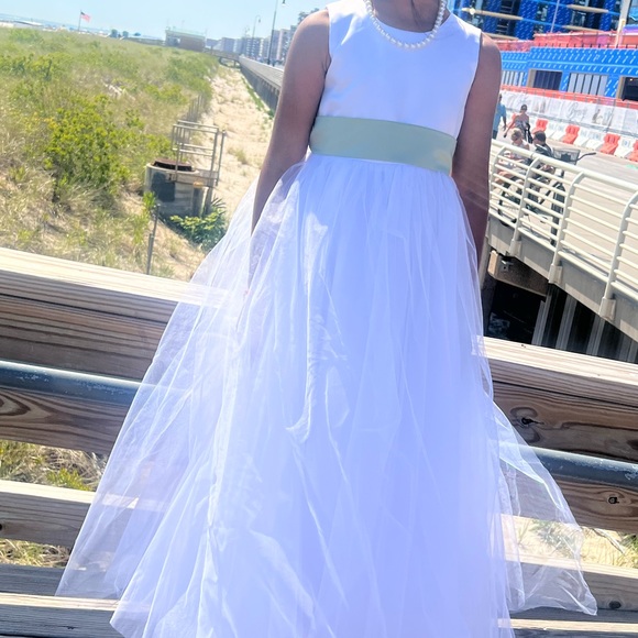 WHITE Ball-Gown/Princess Scoop Floor-Length Tulle Flower Girl Dress - Picture 1 of 7